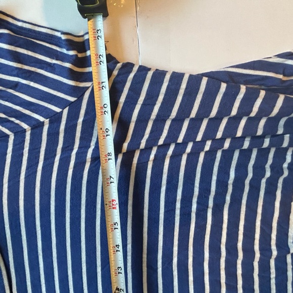 Short Sleeve T-shirt with twisted decorative element on bottom hem. - Picture 5 of 7